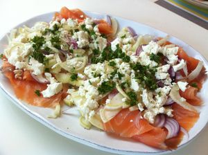 salade composée saumon fumé, fenouil, oignon rouge et féta