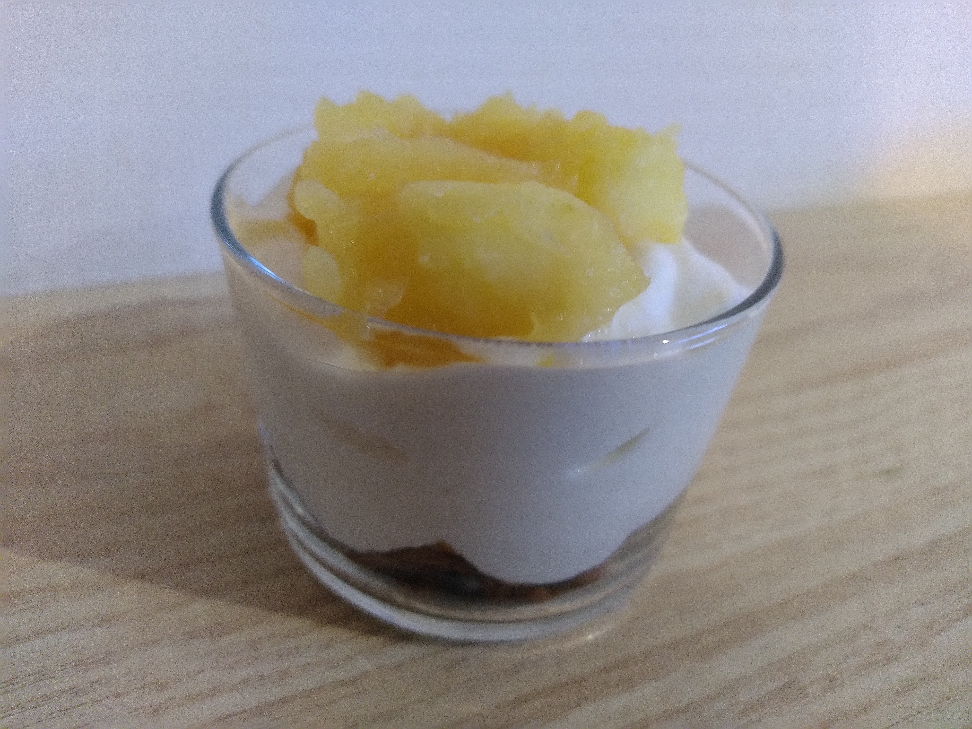 Verrine de mousse de yaourt et compotée de pommes