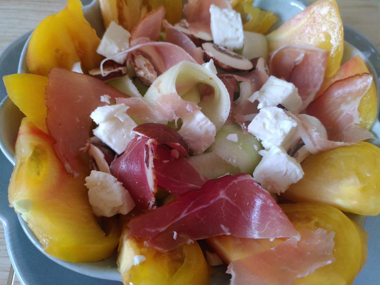 Salade courgettes, tomates, fêta, jambon