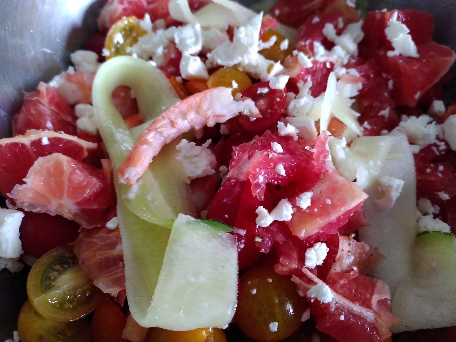 Salade de courgettes, fêta, pamplemousse, tomates, crevettes